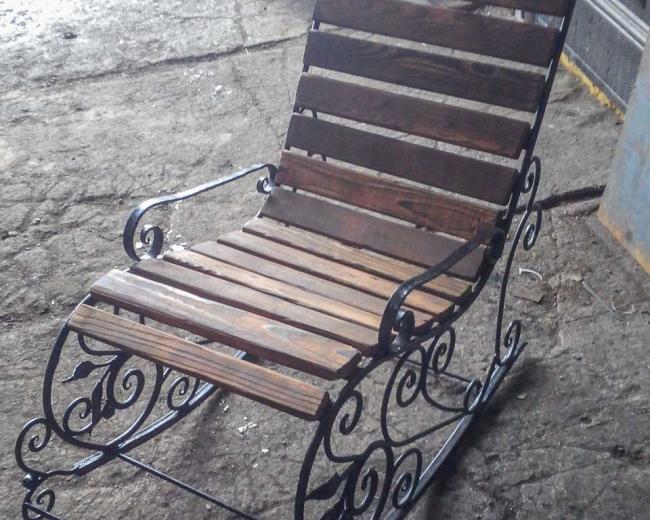 Кованое кресло качалка