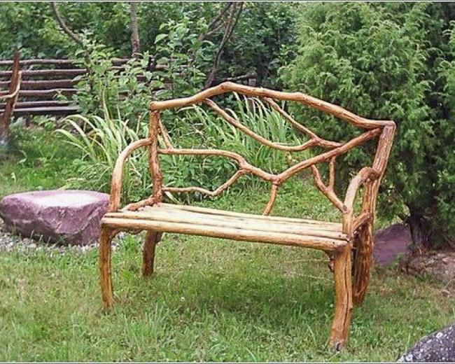 Деревянная скамейка в сад