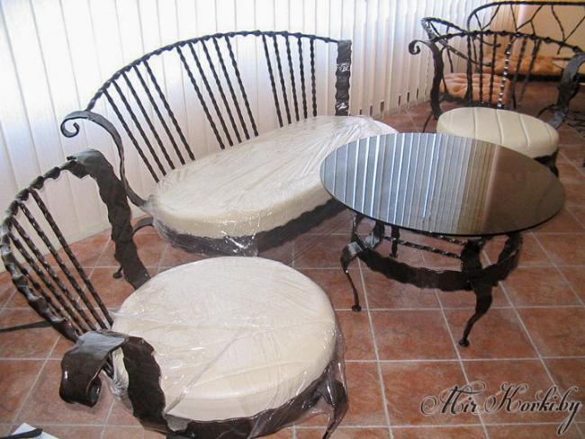 Набор мебели стол и стулья