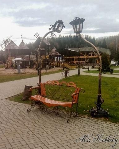 Кованая скамейка с фонарями