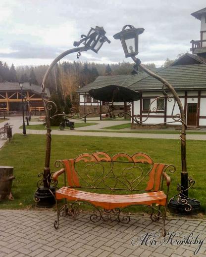 Кованая скамейка с фонарями
