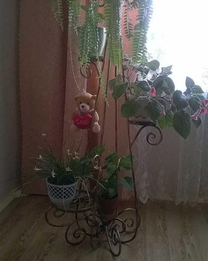 Кованая напольная цветочница