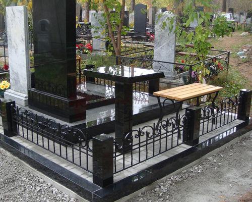 Кованая оградка в мраморе